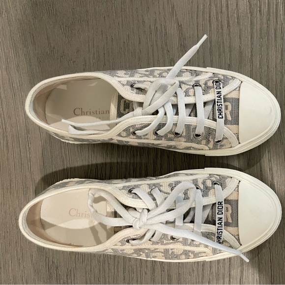 WALK'N'DIOR SNEAKER
Stone Gray Dior Oblique Embroidered Cotton - Picture 1 of 3